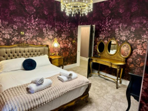 Secret Garden House - 7 bed Manor House with Hot Tub and Magical walled Gardens